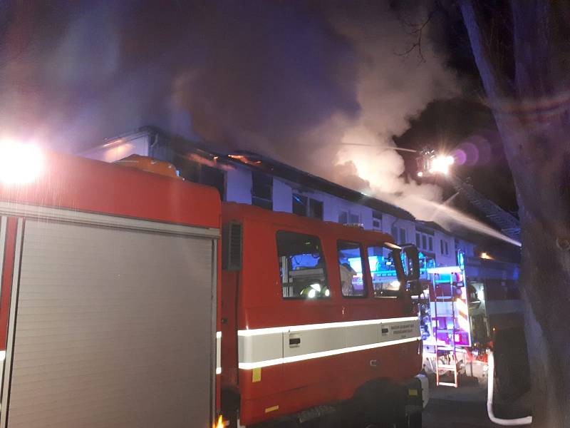 Jedenáct jednotek vyjelo k požáru ubytovny v kutnohorské části Sedlec 1.ledna 2021 ve večerních hodinách..