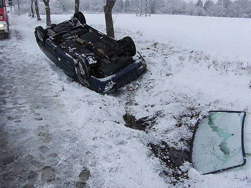 Dopravní nehoda mezi Mitrovem a Uhlířskými Janovicemi.