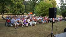 Koncert dechové kapely Křídlovanka hostil zámecký park ve Zruči nad Sázavou.