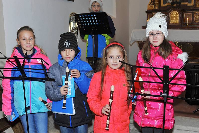 Adventní koncert žáků uhlířskojanovické základní umělecké školy v kostele sv. Václava v Jindicích.