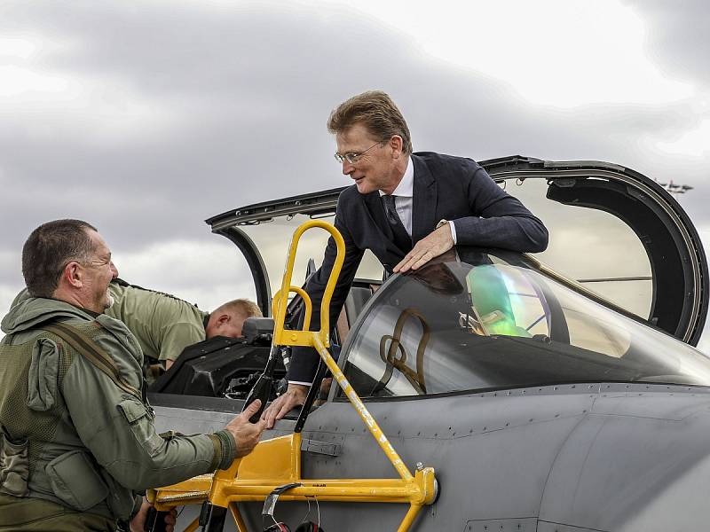 Britský velvyslanec Nick Archer na letecké základně v Čáslavi. Na snímku s českým pilotem Radoslavem Matulou.