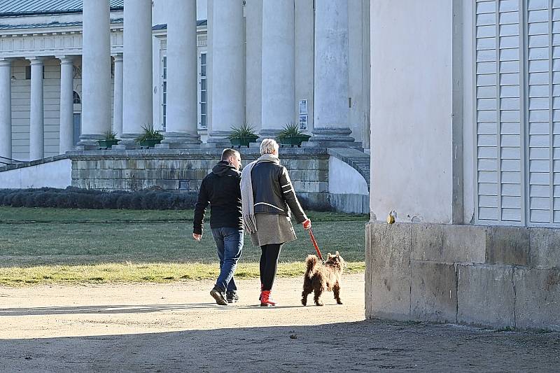 Trávení volného času v zámeckém parku na Kačině.