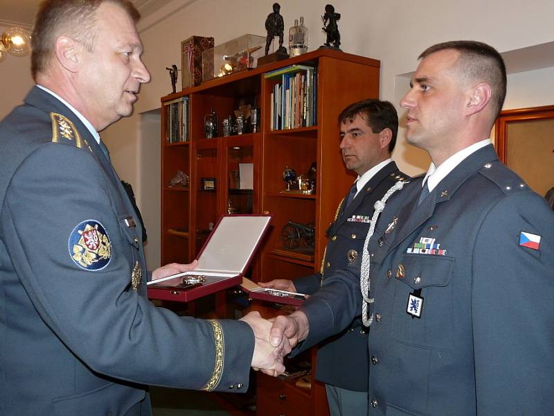 Plaketu za poskytnutí rychlé a účinné pomoci člověku v nouzi převzali od generála Vlastimila Picka i desátník František Procházka a plukovník Petr Lanči.