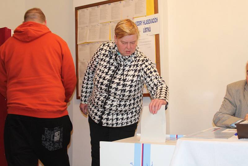 Volební místnost v Červených Janovicích na Kutnohorsku.