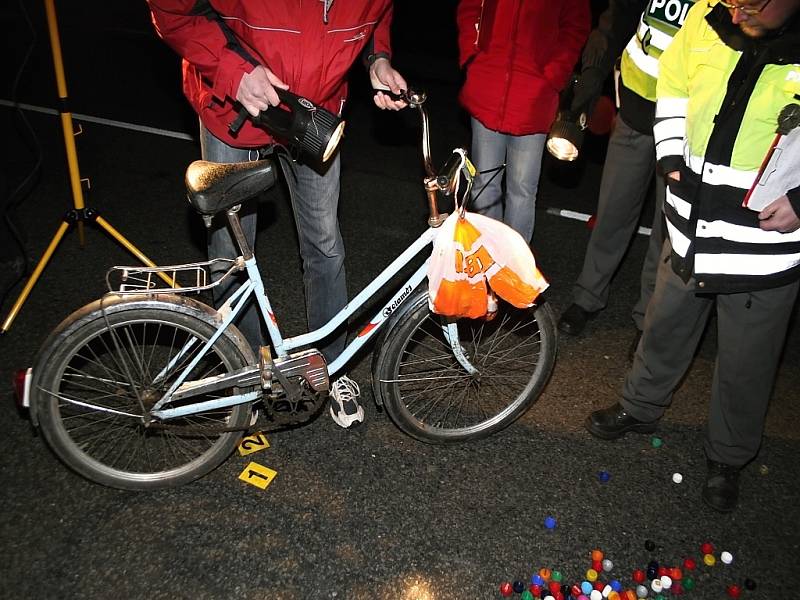 Při nehodě v pondělí večer v Církvici přišel o život starší cyklista.