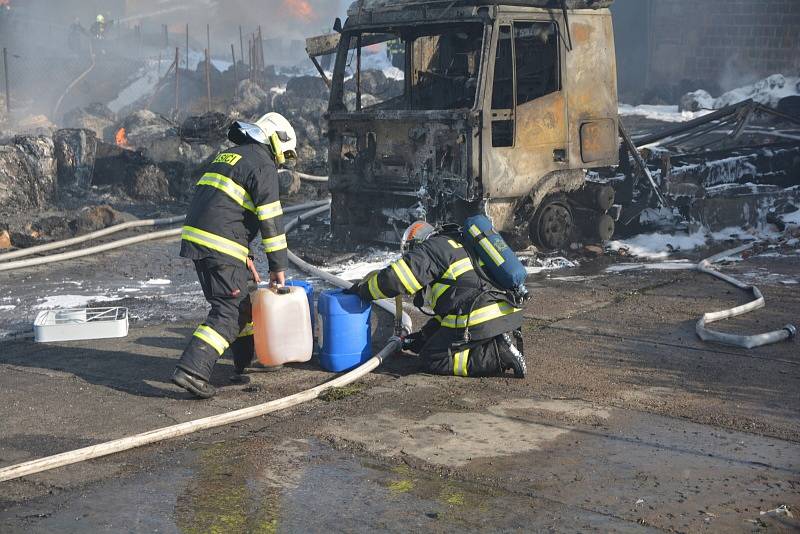 Rozsáhlý požár v Kutné Hoře si vyžádal vysoké nasazení hasičů.