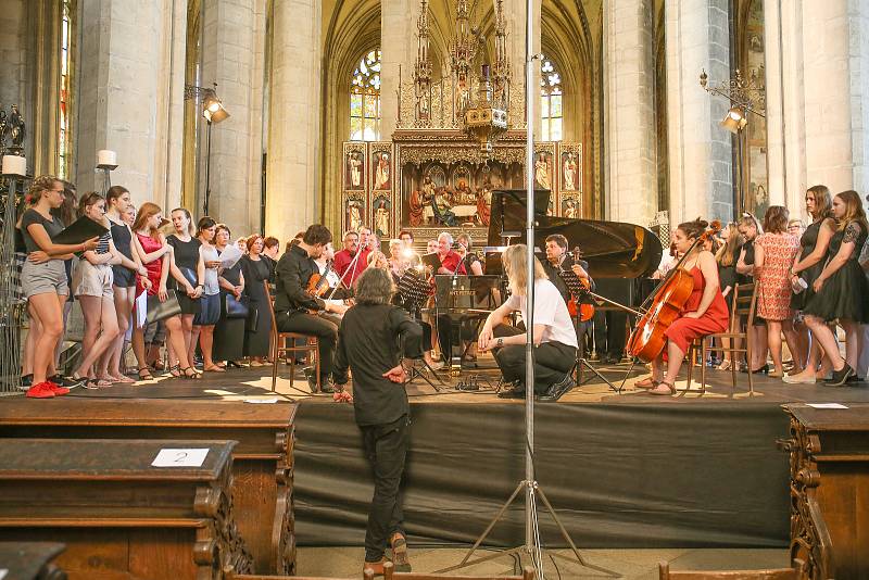 Mezinárodní hudební festival Kutná Hora: zkouška na koncert Okna v chrámu svaté Barbory.