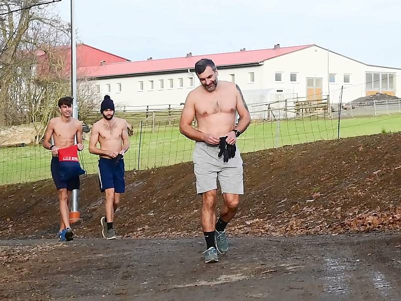 Pochod otužilců v Uhlířských Janovicích.