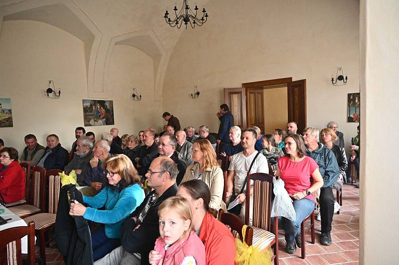 Z odborné přednášky Františka Kemlera z Výzkumného ústavu včelařského v zámecké kapli v Ratajích nad Sázavou.