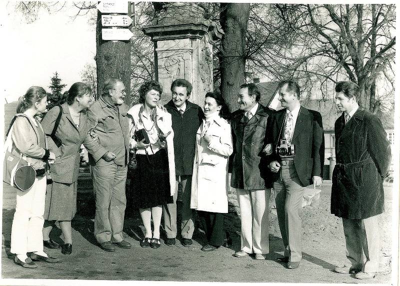 Pražští umělci na zbraslavickém náměstí: zleva: zástupkyně tisku, prof. Pehr, herečka Ljuba Skořepová, herec Miloš Nesvadba, manželé Jelínkovi, J. Marhan, předseda kulturní komise tehdejšího MNV a ředitel školy F. Kameník.