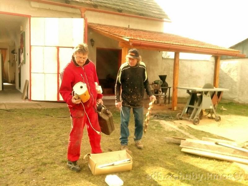 Zehubští hasiči nezahálí. Zasadili borovici a podíleli se na rekonstrukci klubovny hasičské zbrojnice.