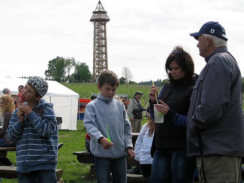 Slavnostní otevření rozhledny Bohdanka v Bohdanči 14. května 2011.