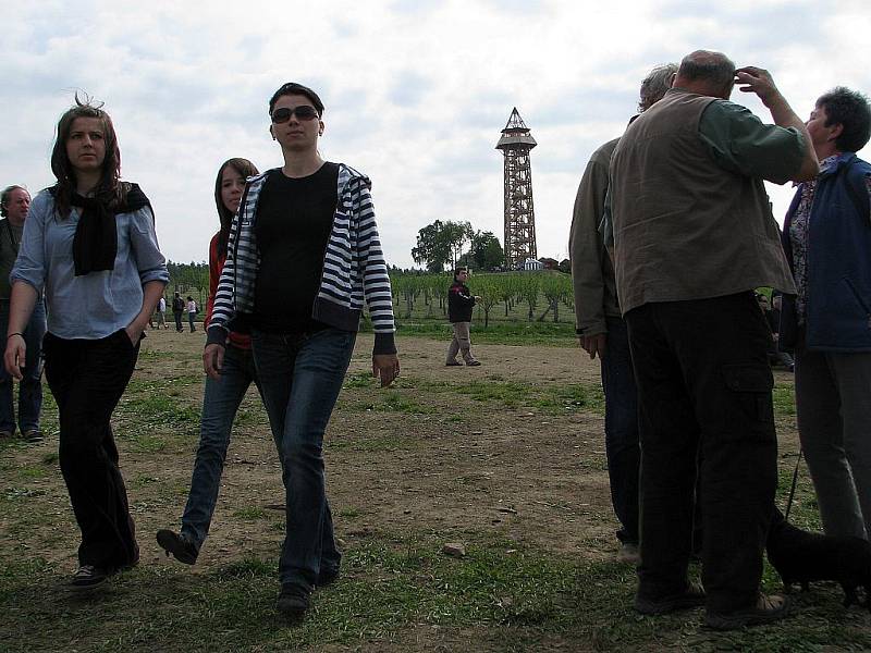 Slavnostní otevření rozhledny Bohdanka v Bohdanči 14. května 2011.