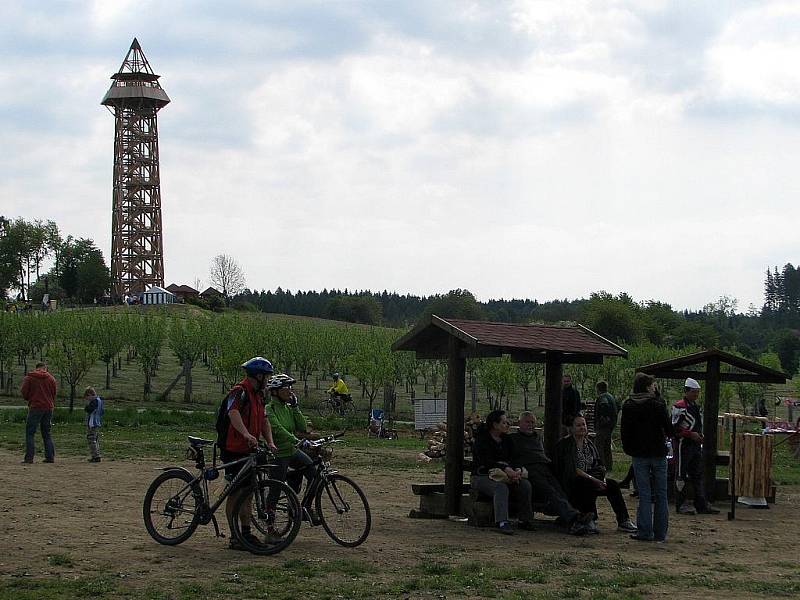 Slavnostní otevření rozhledny Bohdanka v Bohdanči 14. května 2011.