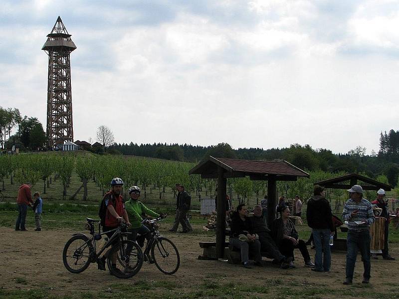 Slavnostní otevření rozhledny Bohdanka v Bohdanči 14. května 2011.