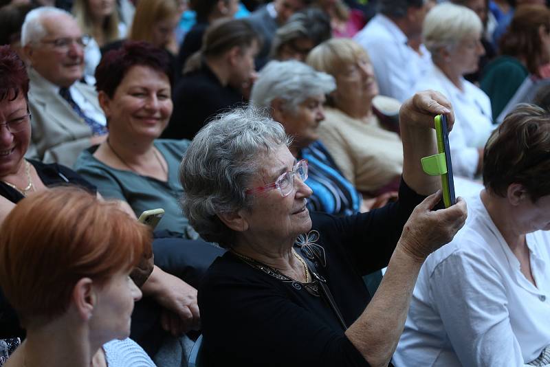 Z muzikálu Noc na Karlštejně na nádvoří Vlašského dvora v rámci festivalu Operní týden Kutná Hora.