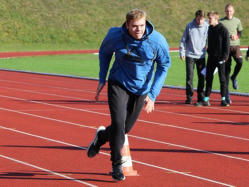 Z projektu Přes bariéry s policií na atletickém stadionu SKP Olympia v Kutné Hoře.