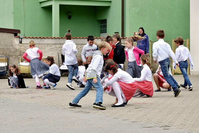 Prvomájový koncert pořádala Základní umělecká škola Uhlířské Janovice.