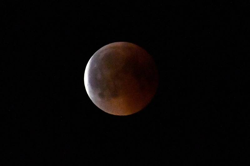 Zatmění Měsíce 27.7.2018, jak bylo vidět v Kácově.