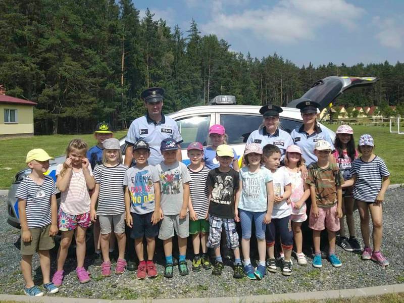 Setkání policistů s dětmi v areálu U Starého rybníka ve Zbraslavicích.