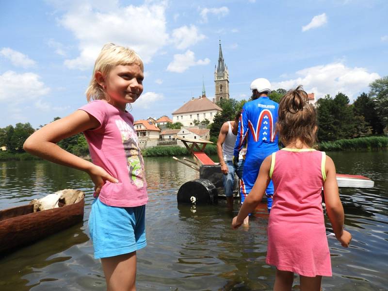 Tradiční čáslavská Neckyáda se konala na Podměstském rybníku.