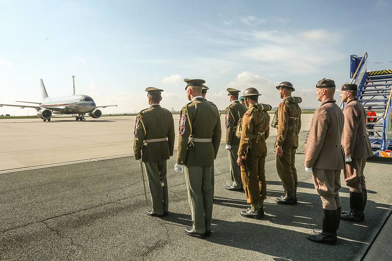 Z pietního ceremoniálu k převozu ostatků někdejšího velitele československé rozvědky Františka Moravce do rodné Čáslavi a jejich uložení v kolumbáriu na místním hřbitově.