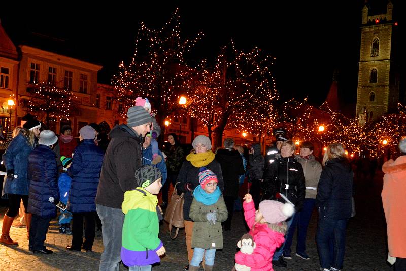 Česko zpívá koledy v Čáslavi. Účastnilo se kolem stovky lidí.