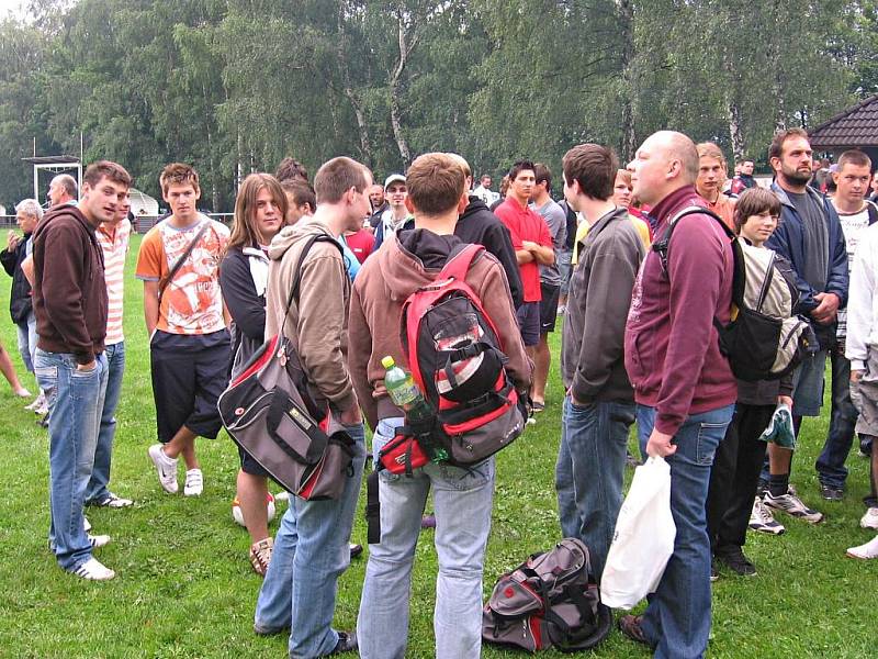 Červenojanovický Pukma Cup 2009 - slavnostní zahájení 12. ročníku turnaje v malé kopané a rozlosování mužstev do skupin.