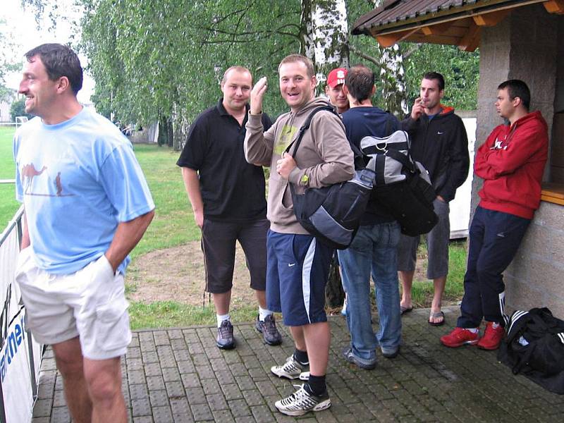 Červenojanovický Pukma Cup 2009 - slavnostní zahájení 12. ročníku turnaje v malé kopané a rozlosování mužstev do skupin.