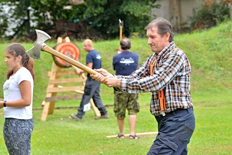 Finále českého poháru v hodu oboustrannou sekerou "Česká sekera" se konalo v sobotu na hřišti u ratajského zámku.