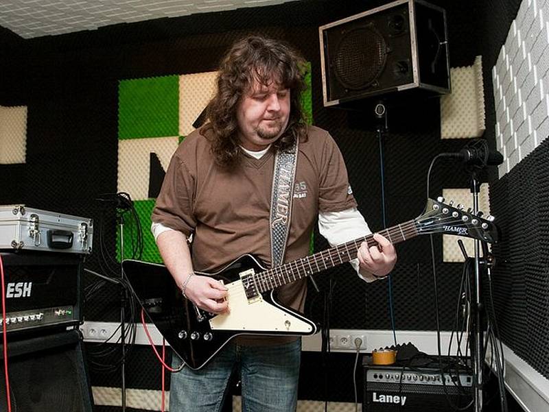 Kytarista kutnohorské kapely Nerushit Tomáš Pik.