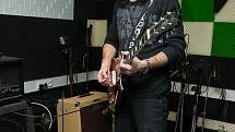 Kytarista kutnohorské kapely Nerushit Petr Charvát.