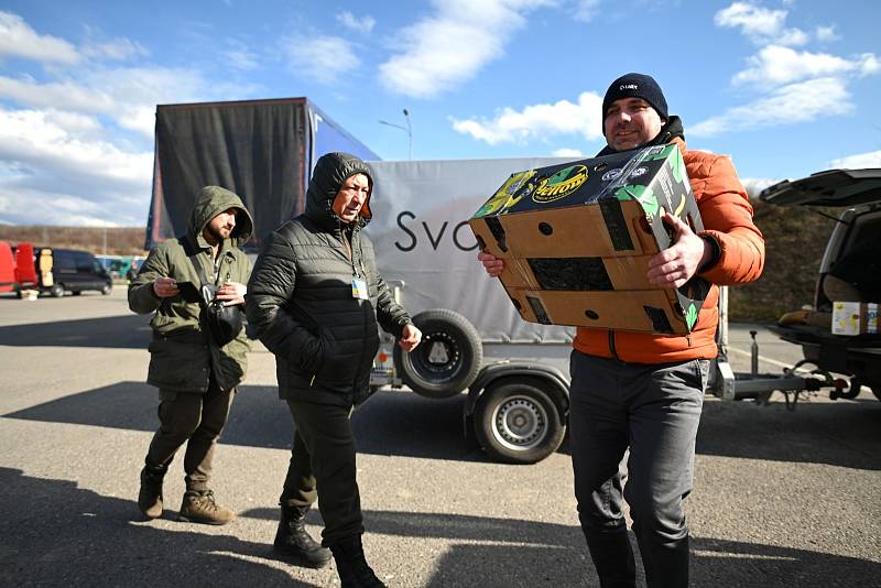 Z předávky humanitární pomoci z Kutné Hory na slovensko-ukrajinské hranici v obci Vyšné Nemecké.