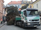 Cesta vánočního stromu ze Žižkova na Palackého náměstí v Kutné Hoře.