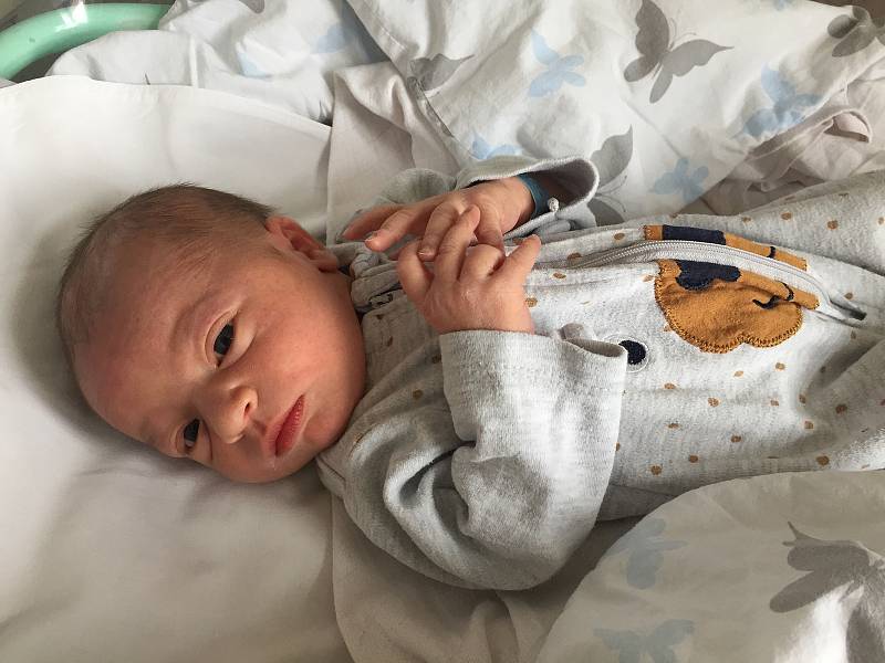 Adrian Mateo B. se narodil 31. března 2022 v 10.53 hodin v Čáslavi. Po narození vážil 3400 gramů a měřil 51 centimetrů . Doma v Čáslavi ho přivítali maminka Lenka a tatínek Tomáš.