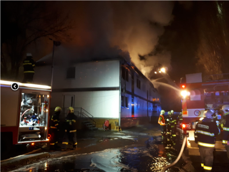 Jedenáct jednotek vyjelo k požáru ubytovny v kutnohorské části Sedlec 1.ledna 2021 ve večerních hodinách.