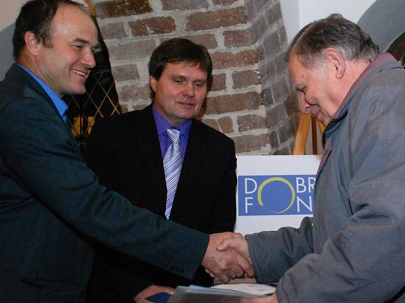 Předávání šeků Dobročinného fondu Philip Morris. 14.12. 2009