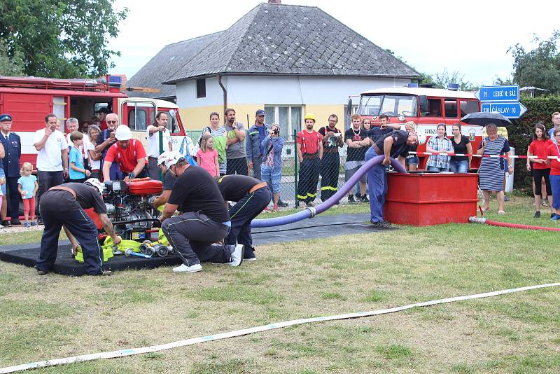 Z hasičské soutěže v netradičním požárním útoku nazvané Šebestěnické stříkání.