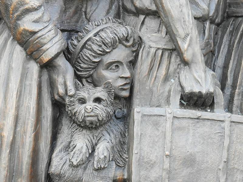 Bronzové sousoší 'Angels Unawares' na Svatopetrském náměstí ve Vatikánu.