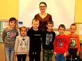 Prvňáčci z Bílého Podolí s třídní učitelkou Stanislavou Šindelářovou ve školním roce 2019/2020.