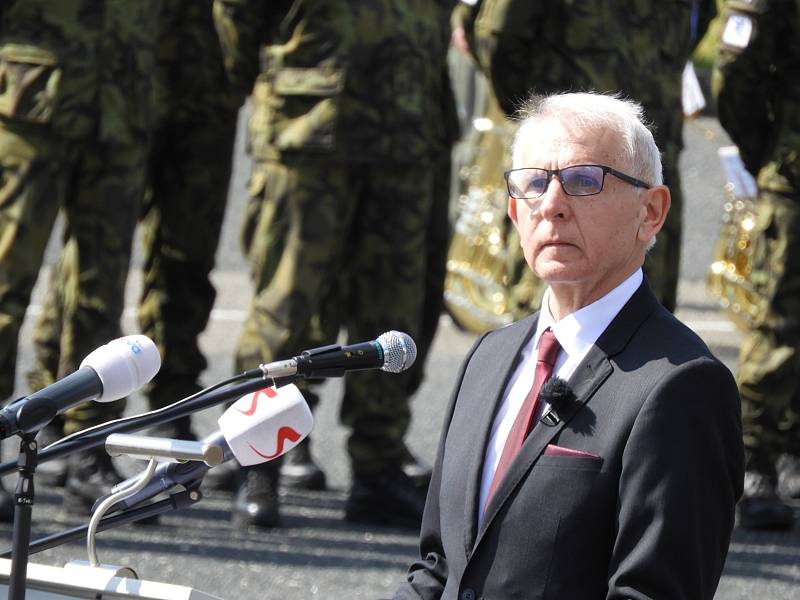 Z pietního ceremoniálu k převozu ostatků někdejšího velitele československé rozvědky Františka Moravce do rodné Čáslavi a jejich uložení v kolumbáriu na místním hřbitově.