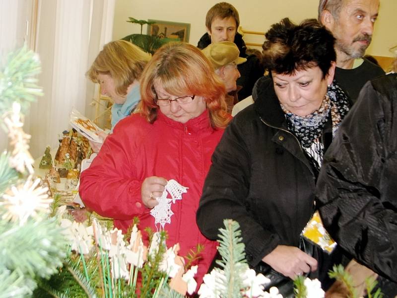 Vánoční výstavu v Domově Barbora navštívily během první hodiny desítky hostů.