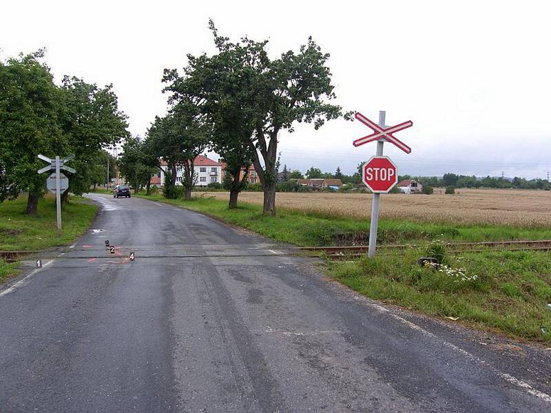 Nehoda na přejezdu v Poličanech. 31. 7. 2011