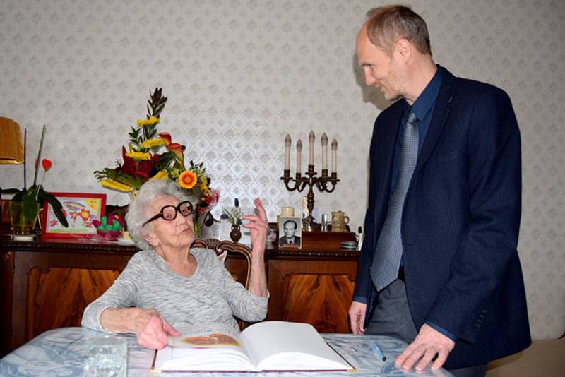 Růžena Málková přijímá gratulace ke svým 101. narozeninám.