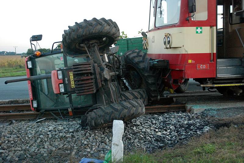 Nehoda vlaku a traktoru na trati Čáslav místní nádraží - Skovice. 20. 9. 2012