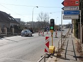 Stavba kruhového objezdu na Karlově začala 10. března 2014 dopoledne rozestavováním dopravních značek. Někteří řidiči měli s objížďkami a vznikajícím omezením na silnici ze začátku problémy.