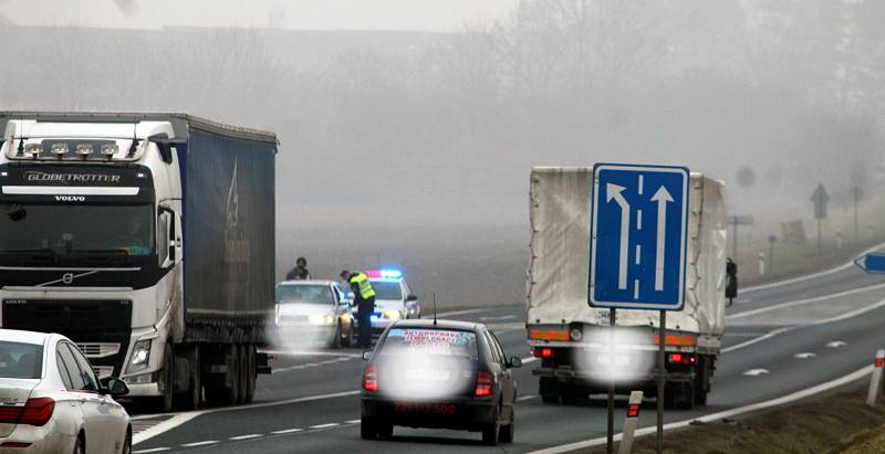 Kontrola Policie ČR na hranici okresů Kutná Hora a Kolín na silnici I/38 pod Kaňkem.