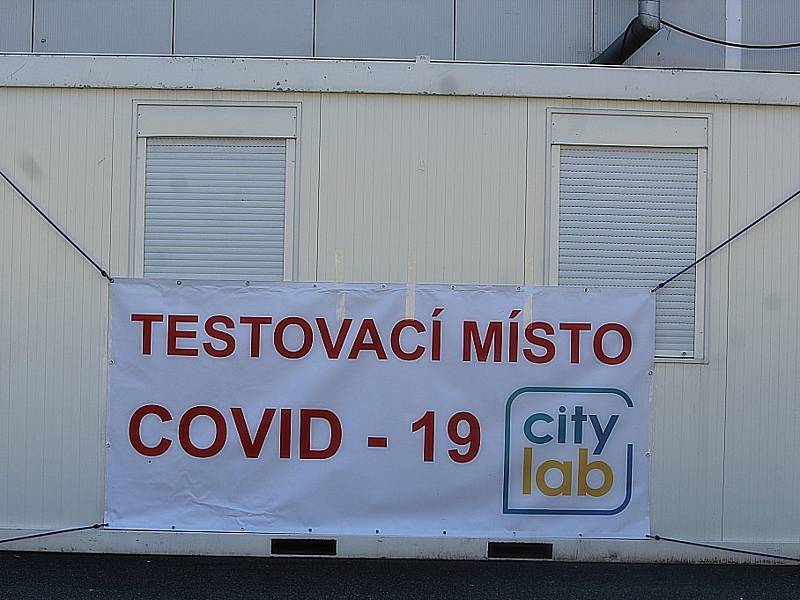 Testovací místo na covid-19 u zimního stadionu v Kutné Hoře.