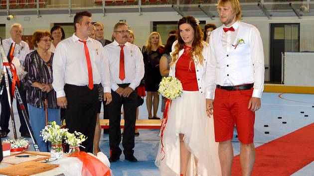 Místní hokejista Lukáš Muras se oženil přímo na zimním stadionu.