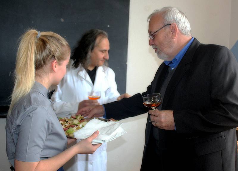 SOŠ a SOU řemesel v Kutné Hoře má novou laboratoř pro výuku mikroelektroniky.